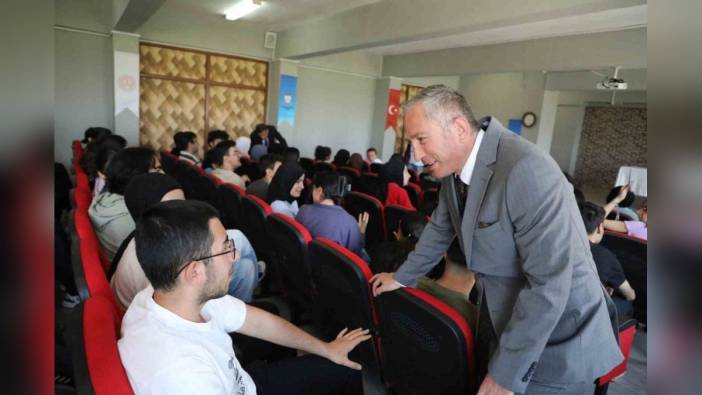 Ağrı İl Milli Eğitim Müdürü Kökrek, YKS öğrencilerine destek oldu