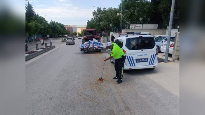 Keşan'da traktörden düşen kuzu yemleri, polisin yardımıyla toplandı
