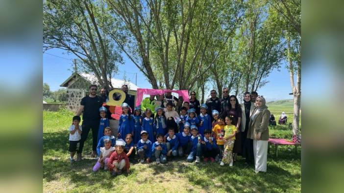 Hınıs İlçe Emniyet Müdürlüğü, Şahabettin İlkokulu öğrencileriyle dondurma etkinliğinde buluştu