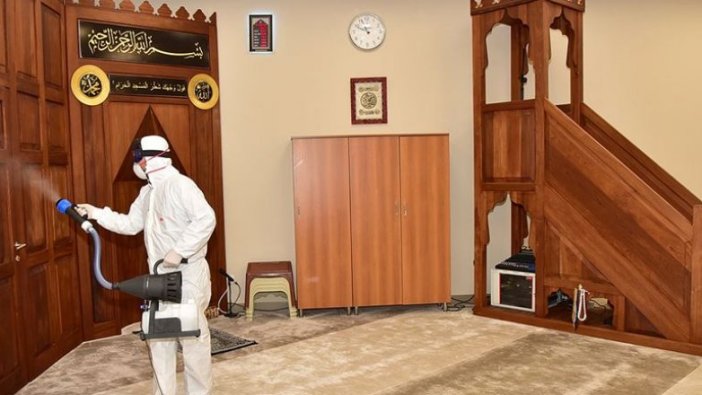 İBB koronavirüse karşı hizmet binaları ve ibadethaneleri dezenfekte ediyor