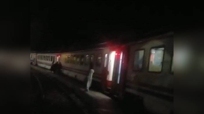 Erzincan'da heyelan Doğu Ekspresi'ni durdurdu