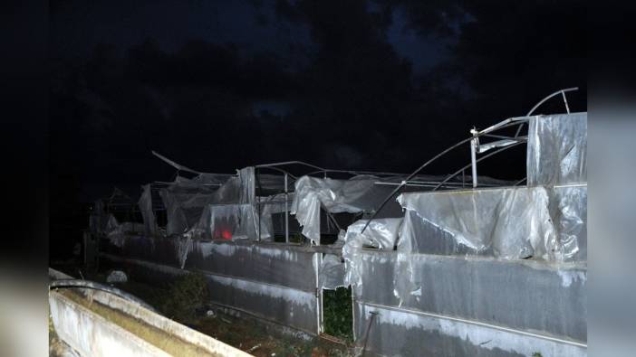 Antalya'nın Gazipaşa ilçesinde hortum: Seralar ve evler zarar gördü