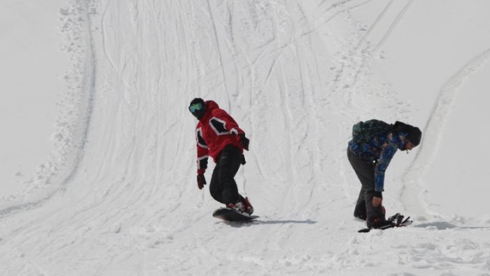 Hakkarili gençlerin snowboard heyecanı