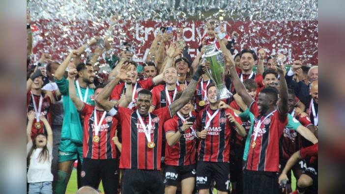 Fatih Karagümrük, Süper Lig'e yükselme kupasını aldı