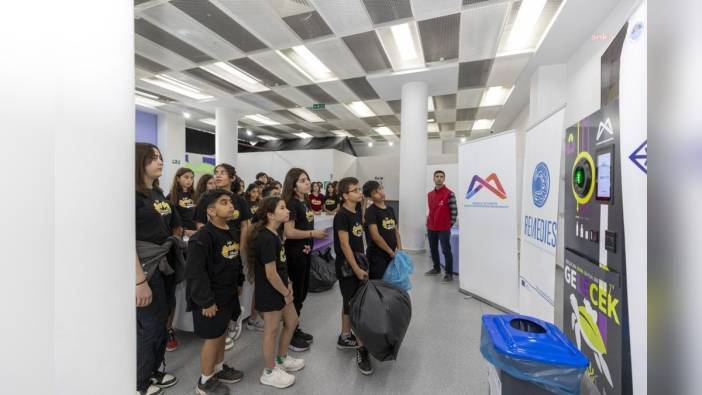 Mersin'de öğrenciler Akıllı Atık Otomat ile geri dönüşüm deneyimi yaşadı