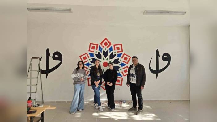 Kütahya Dumlupınar Üniversitesi öğrencileri, Gediz Anadolu İmam Hatip Lisesi kütüphanesine sanatsal dokunuş yaptı