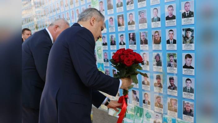 Dışişleri Bakanı Fidan, Ukrayna'da Anma Duvarı'na çiçek bıraktı