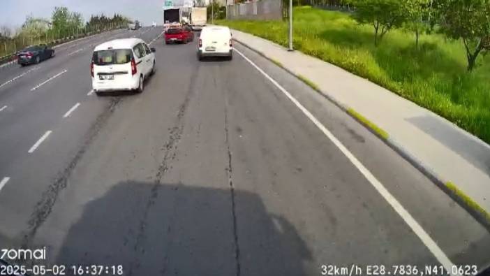 Küçükçekmece'de hafif ticari araç TIR'a çarptı