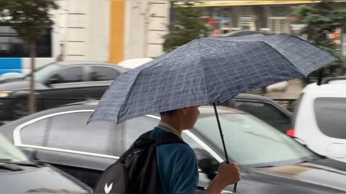 Hakkari'nin Yüksekova ilçesinde sağanak yağış