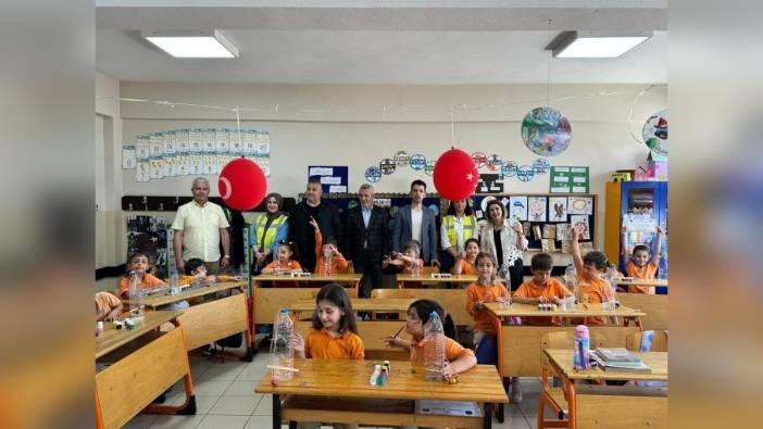 Kartepe'de ilköğretim öğrencileri atık topladı