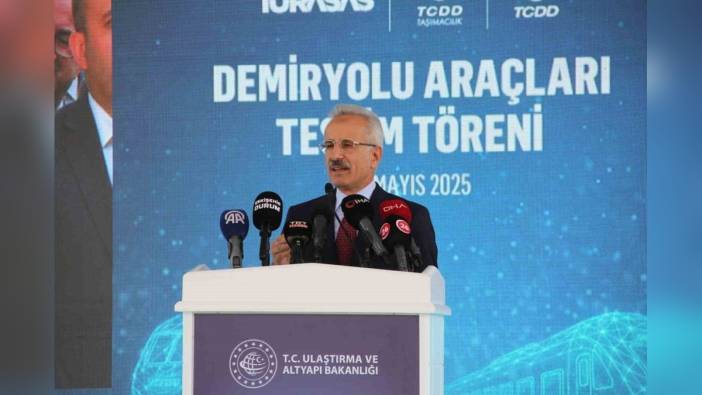 Ulaştırma Bakanı Uraloğlu: Eskişehir'de 5 adet E5000 milli elektrikli lokomotif teslim edildi