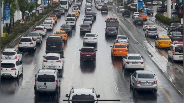 Ankara'da sağanak yağış hayatı olumsuz etkiledi