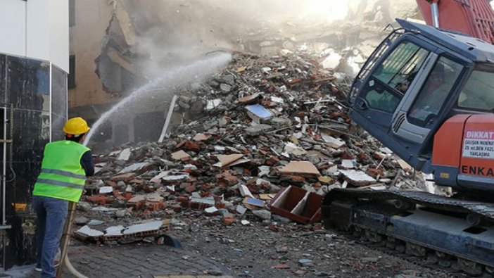 Esenler'de 7 katlı riskli bina yıkıldı