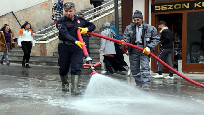 Bitlis'te caddeler, Van Gölü'nün sodalı suyuyla yıkanıp dezenfekte ediliyor