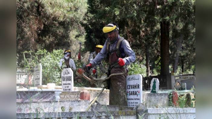 Sakarya Büyükşehir Belediyesi, Kurban Bayramı öncesi mezarlıklara bakım yapıyor