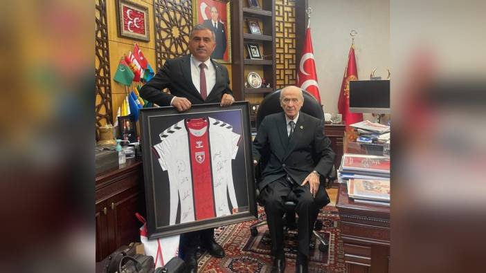 MHP Samsun İl Başkanı Mucur, Genel Başkan Bahçeli'ye Samsunspor forması hediye etti