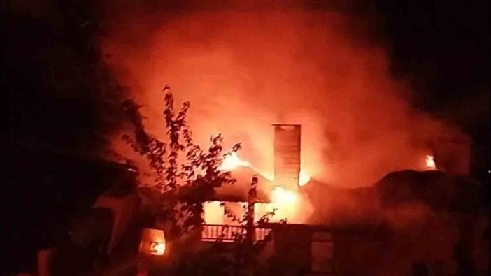 Yalova'da 3 katlı evde yangın