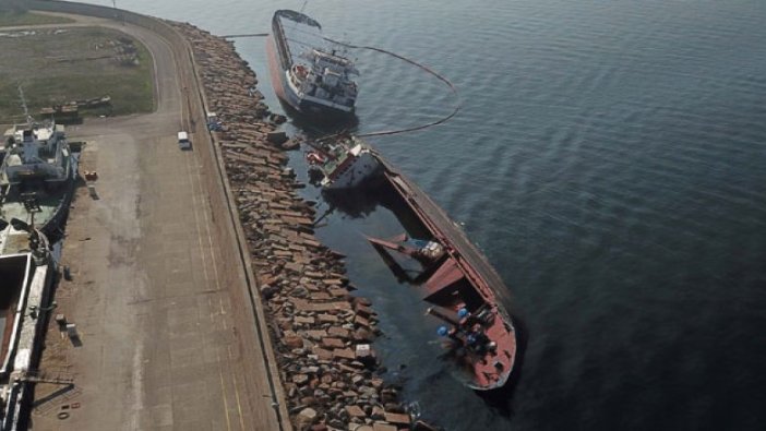 Tuzla'da çarpışıp yan yatan gemiden sızan yakıtın denize yayılmaması için önlem