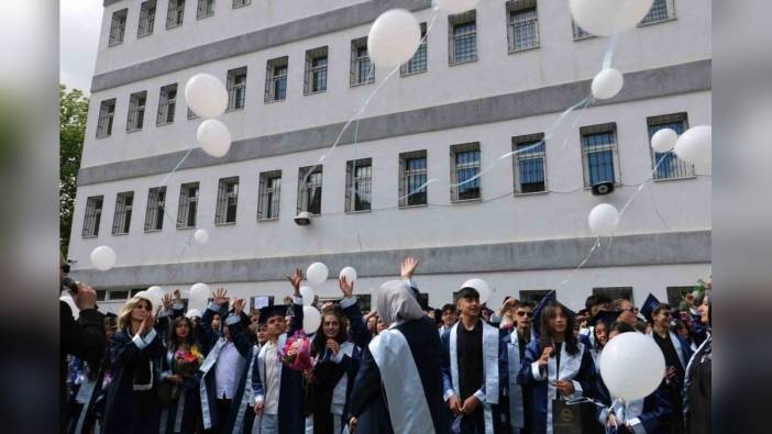 Erzurum'da Gazi Ahmet Muhtar Paşa Ortaokulu öğrencileri Gazze için balon uçurdu