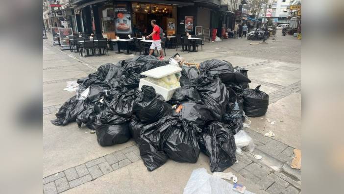 İzmir'de grev 3. gününde: Çöpler birikti