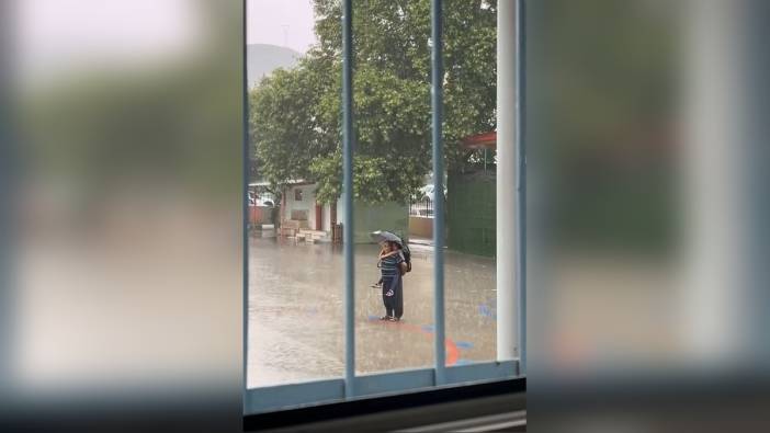 Karaisalı'nda dede torununu sırtında taşıyarak İstiklal Marşı'nı dinledi