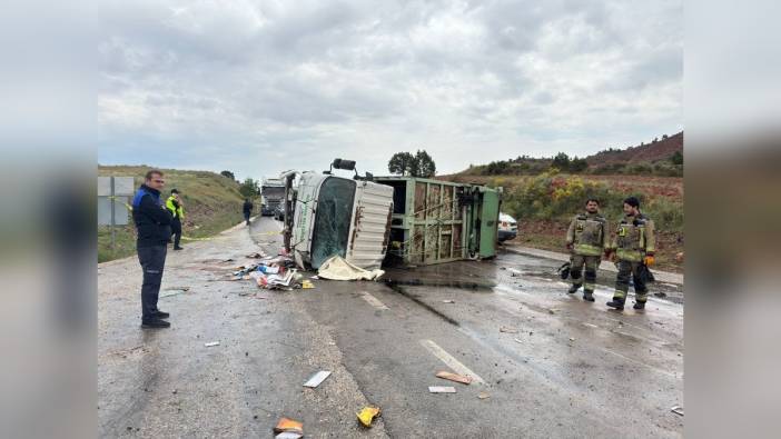 Nallıhan'da çöp kamyonu devrildi: 1 işçi öldü, 1 işçi yaralandı