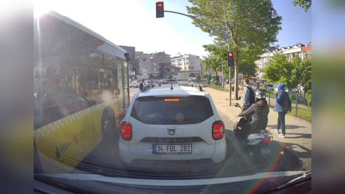 Sultangazi'de kırmızı ışık ihlali: Motosikletli, öğrenciye çarptı