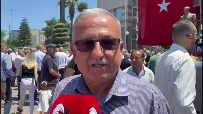 Adana'da CHP'li belediye başkanlarının gözaltına alınmasını vatandaşlar protesto etti