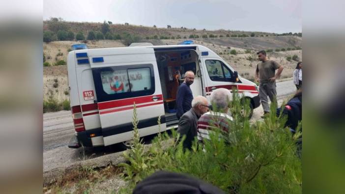 Denizli'de otomobil şarampole yuvarlandı: Sürücü kazayı hafif sıyrıklarla atlattı