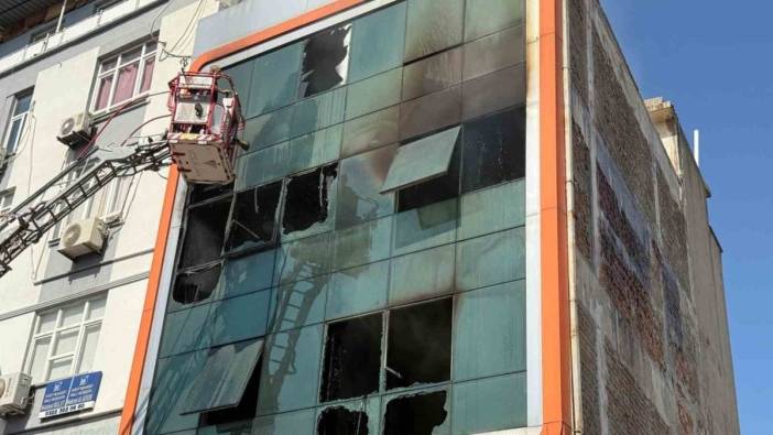 Adana'da iş merkezi yangını: 2 işçi yaralandı