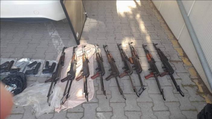 Sakarya'da kiralık araçta 9 kalaşnikof ve 5 tabanca ele geçirildi: 3 şüpheli tutuklandı