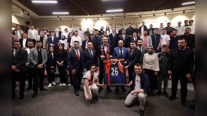 Bakan Bayraktar, Anadolu Üniversitesi'nde gençlerle buluştu: Eskişehir, enerji vizyonunda önemli role sahip