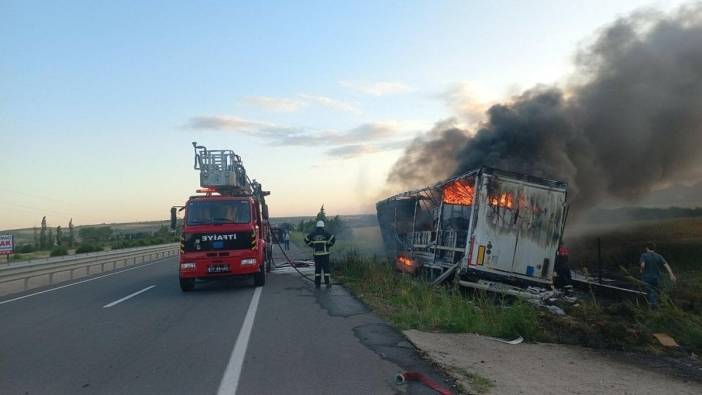 Gelibolu'da alkollü sürücü kaza yaptı: TIR tarlaya devrildi