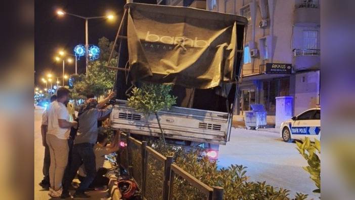 Tarsus'ta freni boşalan kamyonet refüje çıktı