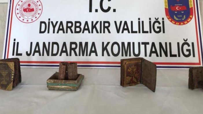 Diyarbakır'da deri üzerine yazılı 3 kitap ve ferman ele geçirildi