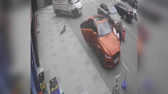 Silivri'de motosikletli, aniden açılan kapıya çarptı