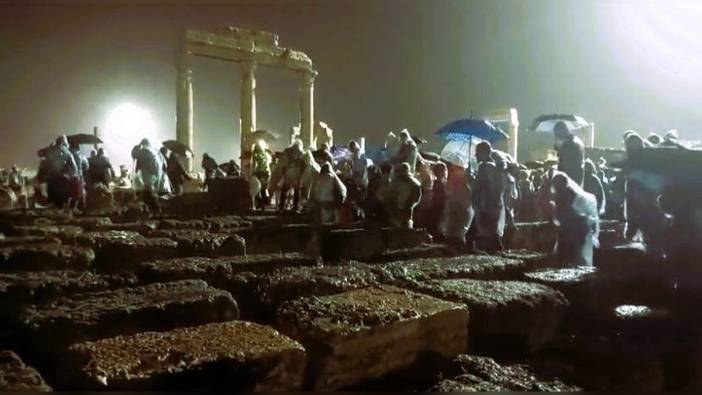 Denizli'de Kızıl Ordu Korosu konseri yağmura takıldı: 15 bin kişi mağdur oldu