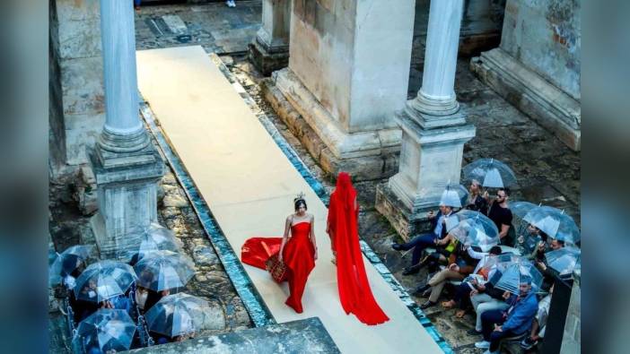 Antalya Fashion Week 2025, Hadrian Kapısı'nda görkemli final defilesiyle sona erdi