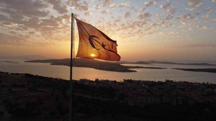 Ayvalık'ta dev Türk bayrağı gün batımında kartpostallık görüntüler oluşturdu