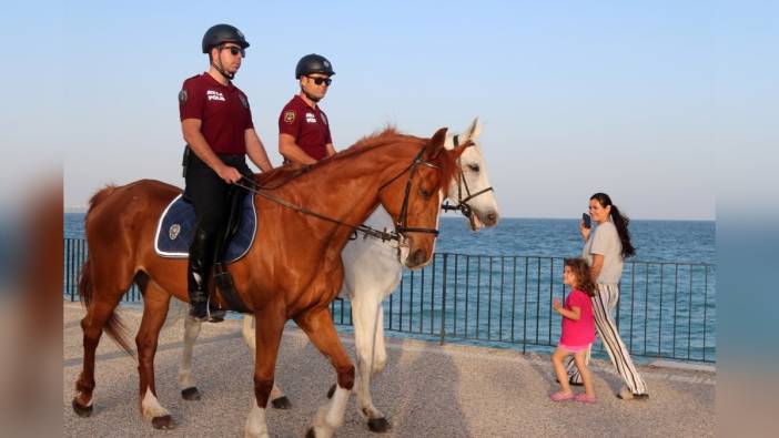 Antalya'da atlı polisler, sahillerde güvenliği sağlıyor