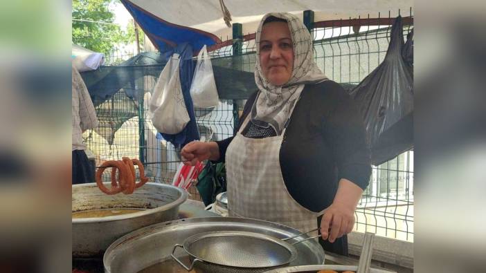 Kahramanmaraş'ta 2 çocuk annesi kadın, kızgın yağ başında tatlı satarak geçimini sağlıyor