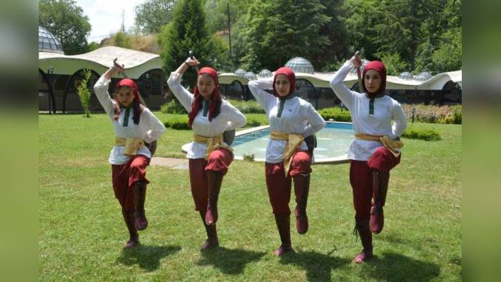 Bursa'da kızlardan oluşan ilk Kılıç Kalkan Ekibi, Bilecik'in fetih kutlamalarında göz kamaştırdı
