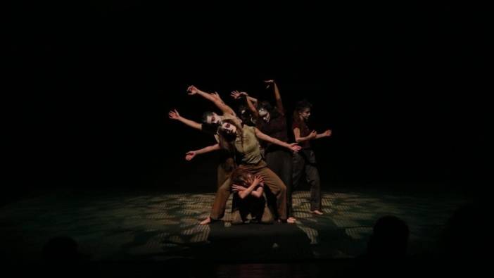 İzmir Şehir Tiyatroları'nın 'Şehirler Yollar Hikayeler' oyunu prömiyer yaptı