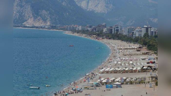 Antalya'da güneşli havayı fırsat bilenler Konyaaltı Sahili'ne akın etti