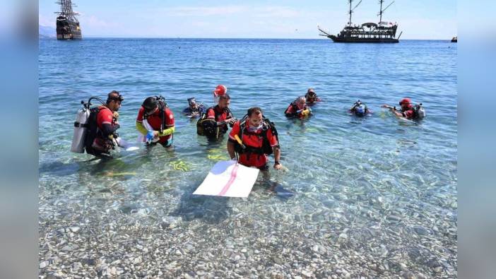 Kemer Belediyesi ve SKUT, halk plajında deniz dibi temizliği gerçekleştirdi