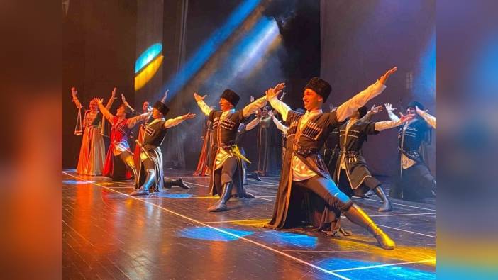 Kocaeli'de 100'ün üzerinde kursiyer Kafkas kültürünü sahneledi