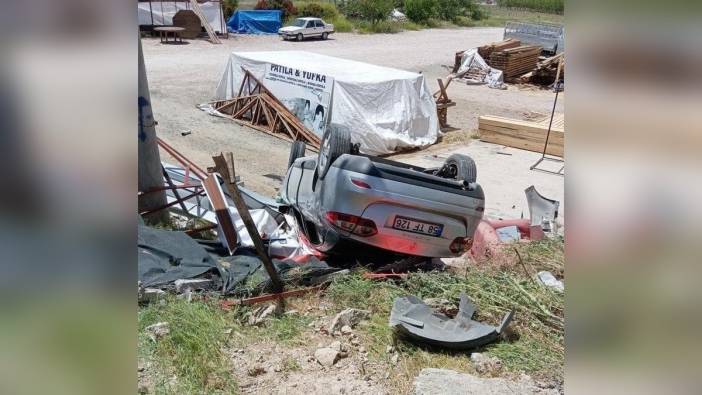 Elazığ'da otomobil şarampole devrildi: 2 yaralı