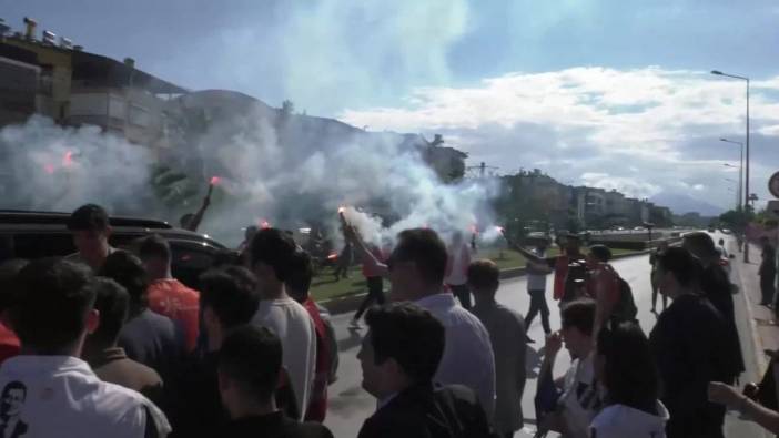 Antalya'da CHP Gençlik Kolları'ndan 'Cumhurbaşkanı İmamoğlu' sloganlı yürüyüş