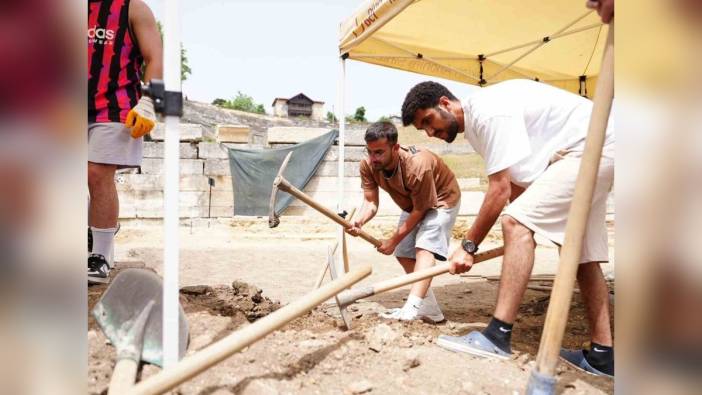 Konuralp Antik Kenti kazılarında gönüllü gençler tarihi gün yüzüne çıkarıyor