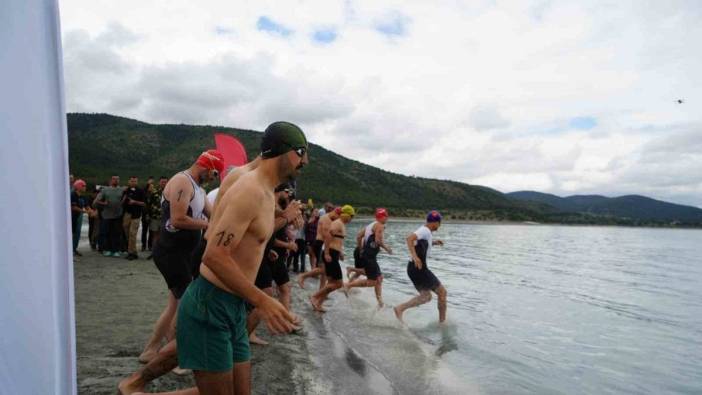 Salda Gölü'nde DoğaFest 2025 coşkusu: 23 sporcu triatlonda yarıştı